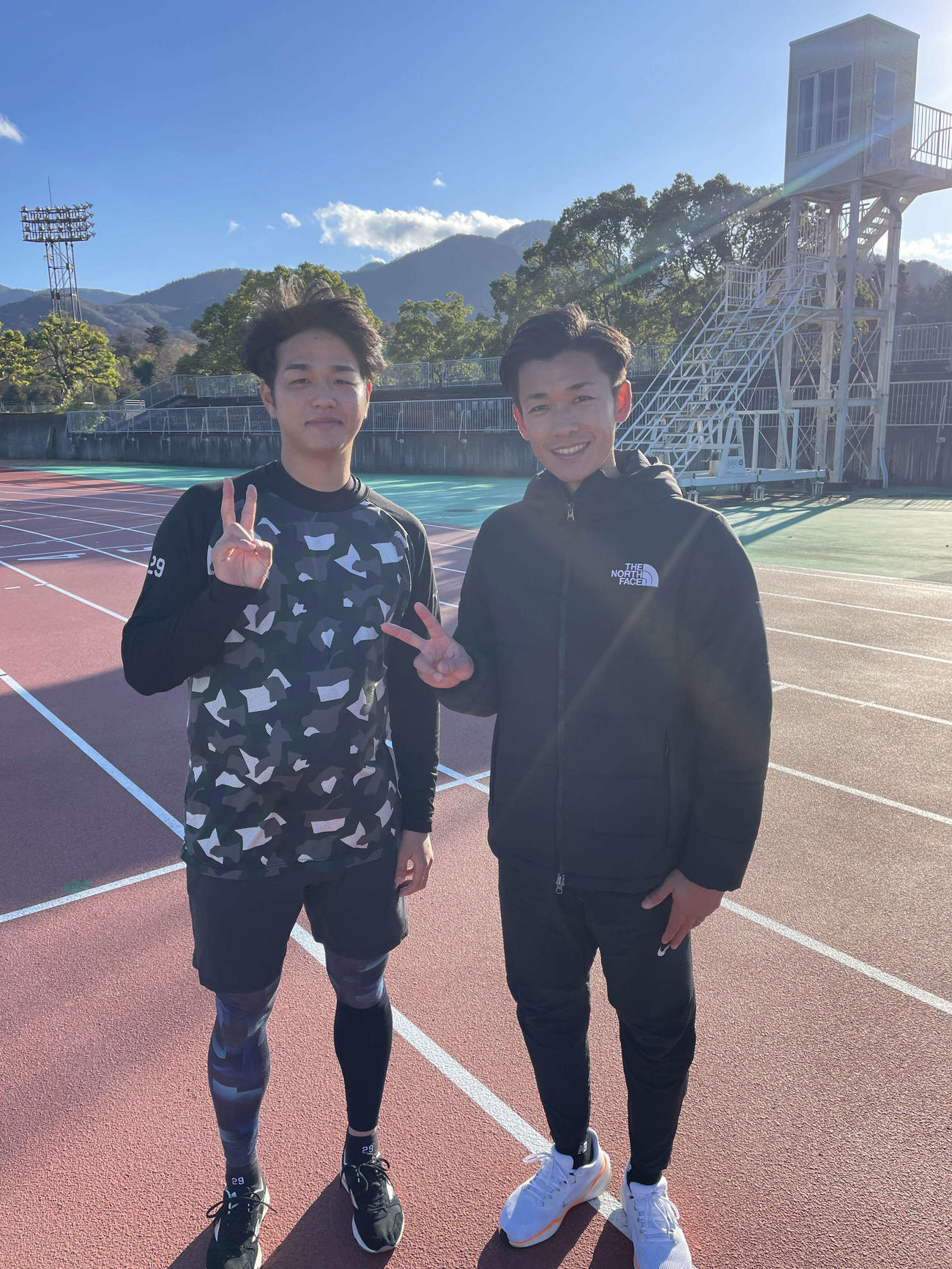 トレーニングを終えて笑顔を見せる阪神高橋（左）と村田和哉氏（村田和哉氏提供）