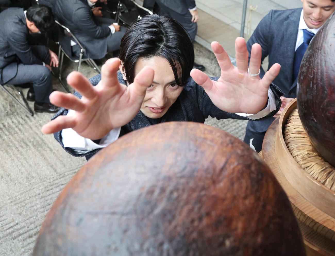 必勝祈願で玉せせりに触れるソフトバンク周東