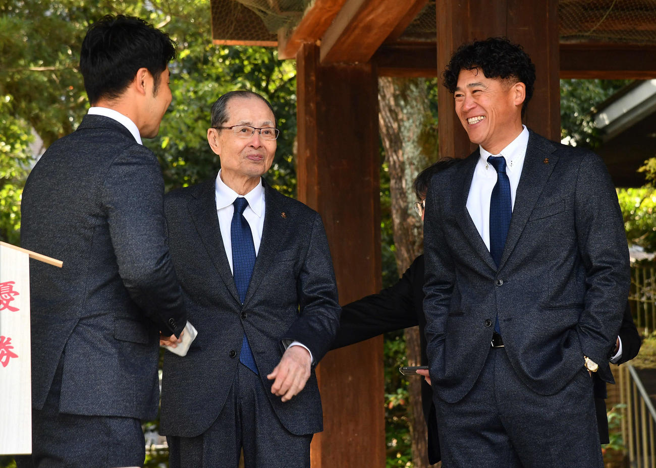 鏡開き前にソフトバンク近藤（左）からあいさつされて談笑する城島CBO（右）と王球団会長（撮影・岩下翔太）