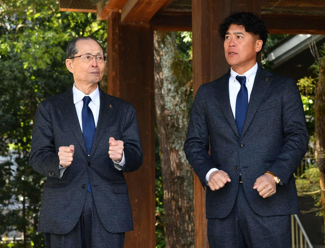 鏡開き前に話すソフトバンク王球団会長（左）と城島CBO（撮影・岩下翔太）