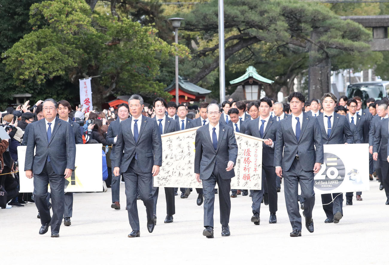必勝祈願に筥崎宮を訪れ本殿へ向かう左から後藤球団オーナー代行兼社長、小久保監督、王球団会長、城島CBO（撮影・梅根麻紀）