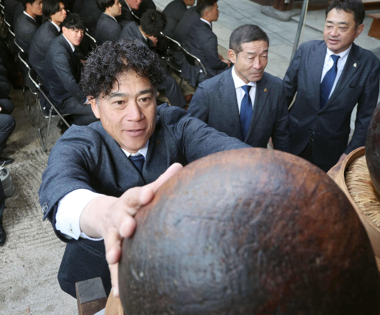 必勝祈願で玉せせりに触れるソフトバンク城島CBO