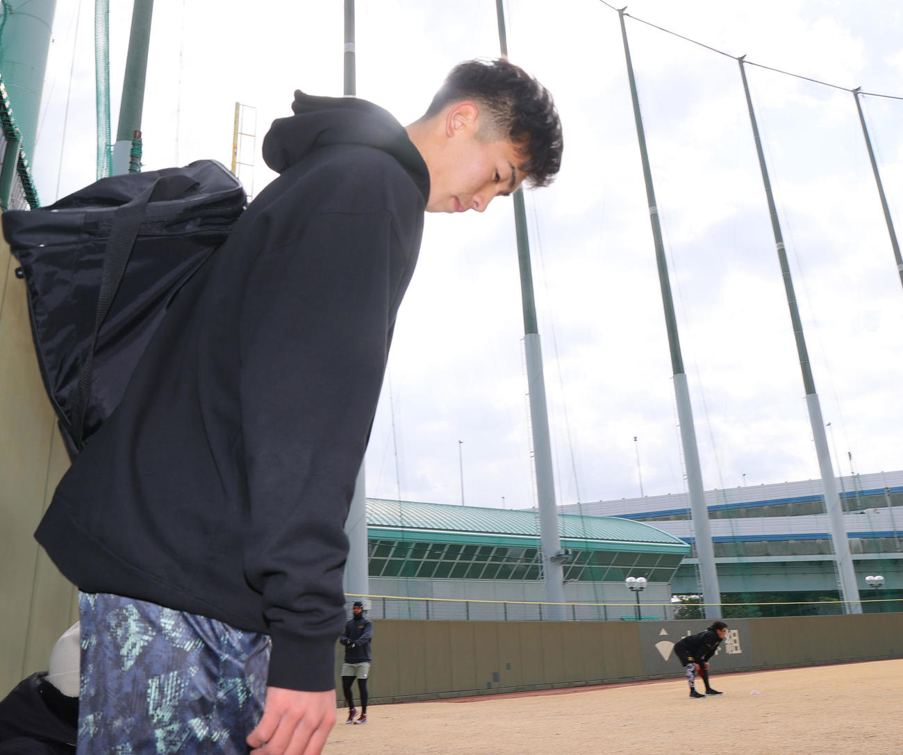 鳴尾浜球場で練習を終えグラウンドに一礼する阪神今朝丸（撮影・上山淳一）