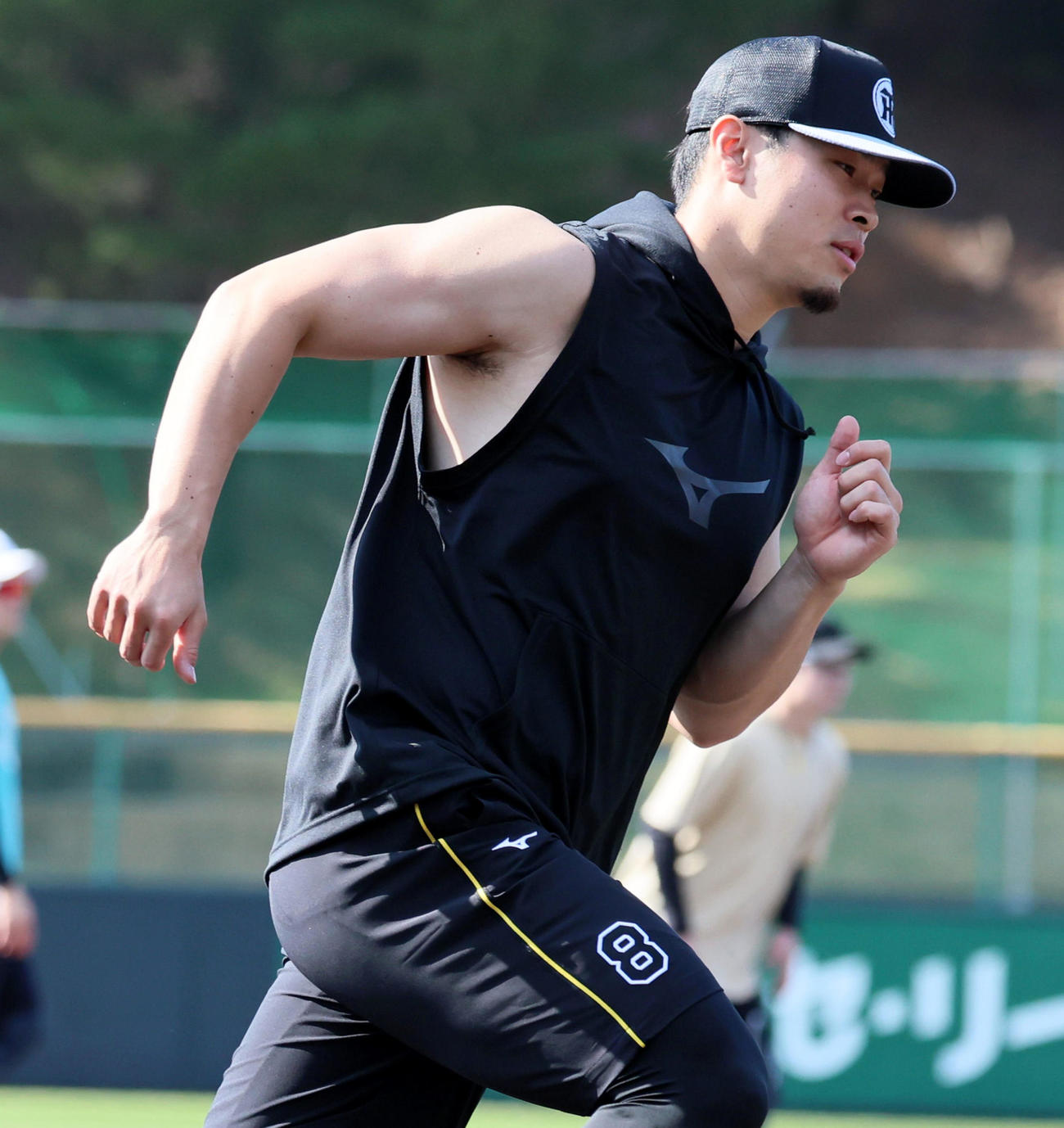 ノースリーブ姿でベースランニングする佐藤輝（撮影・加藤哉）