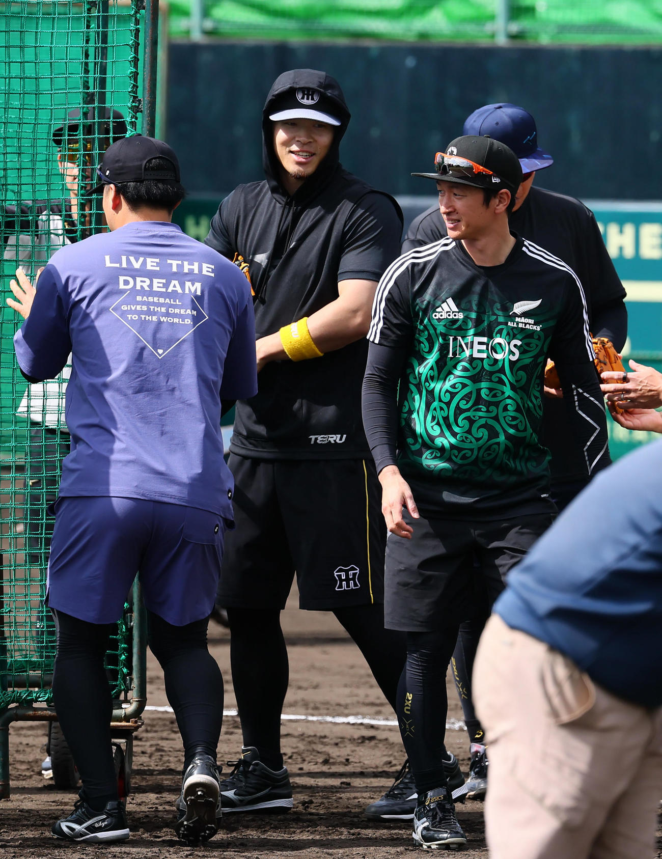 合同自主トレの打撃練習を終え、ネットを片付ける阪神佐藤輝（中央）ら（撮影・藤尾明華）