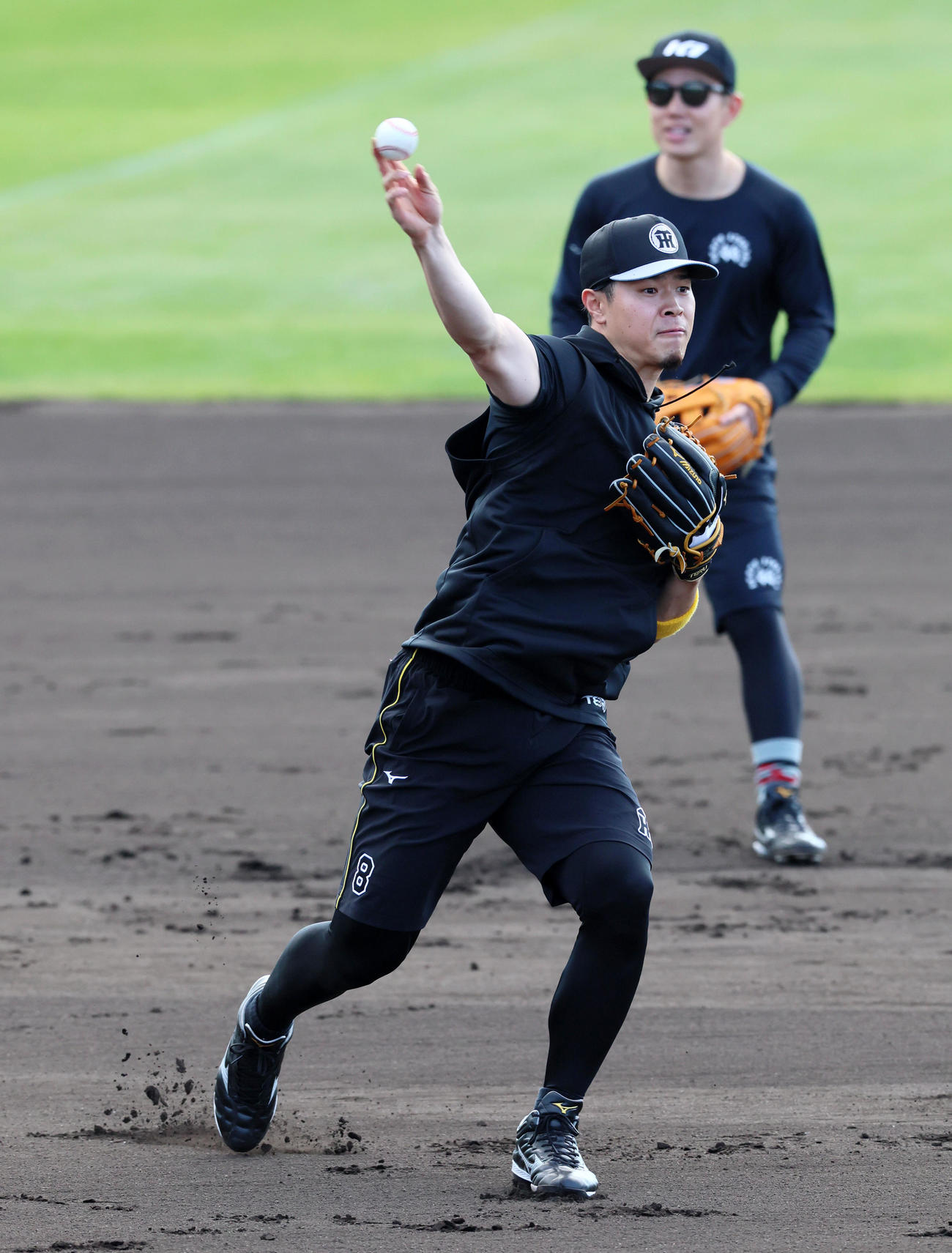 シートノックを三塁で受ける佐藤輝（撮影・加藤哉）