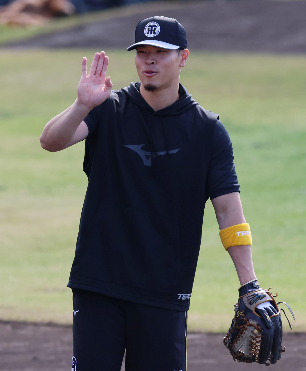 ノックを受ける前に手を挙げて確認する佐藤輝（撮影・加藤哉）