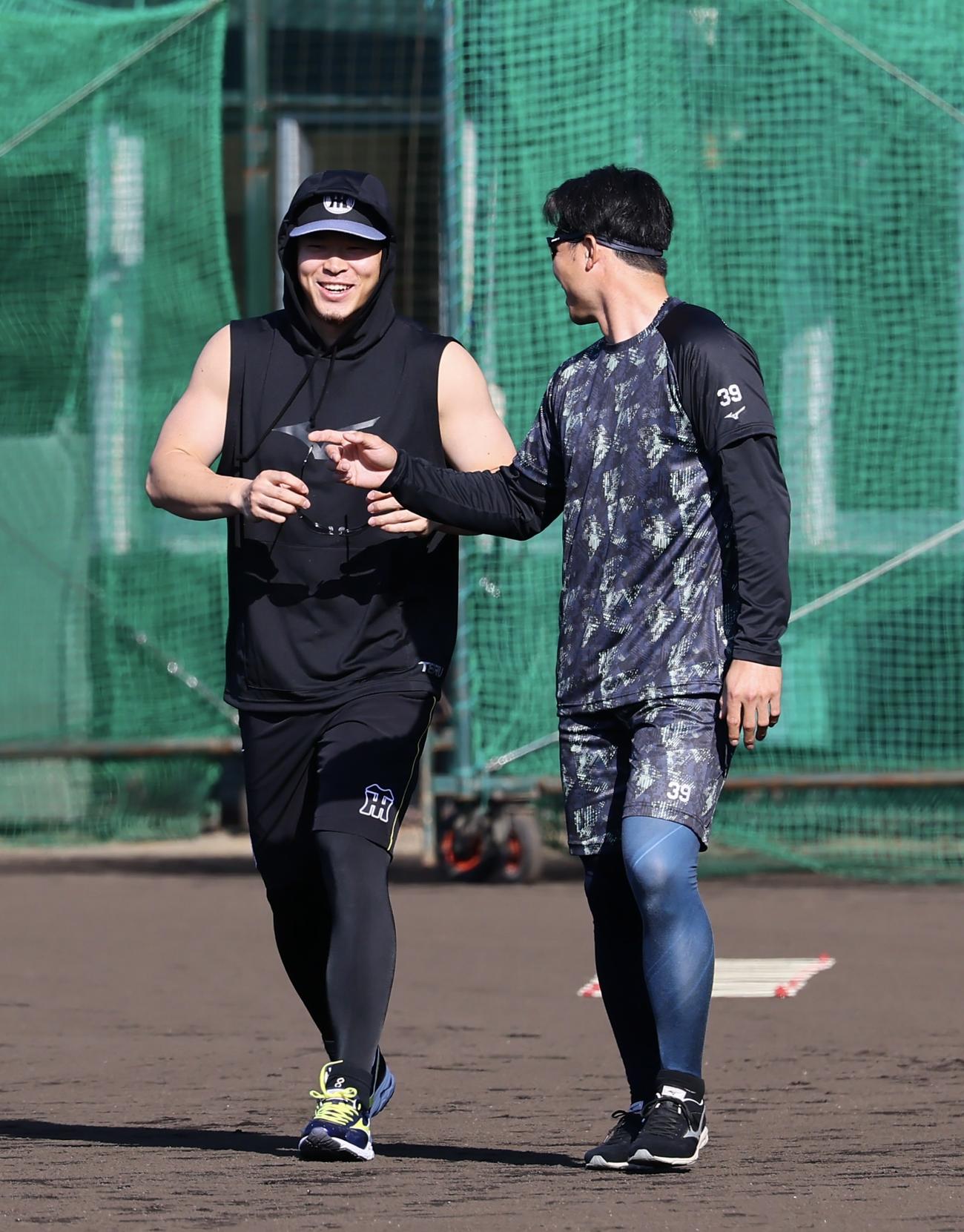 合同自主トレに合流した阪神佐藤輝明（左）（撮影・藤尾明華）