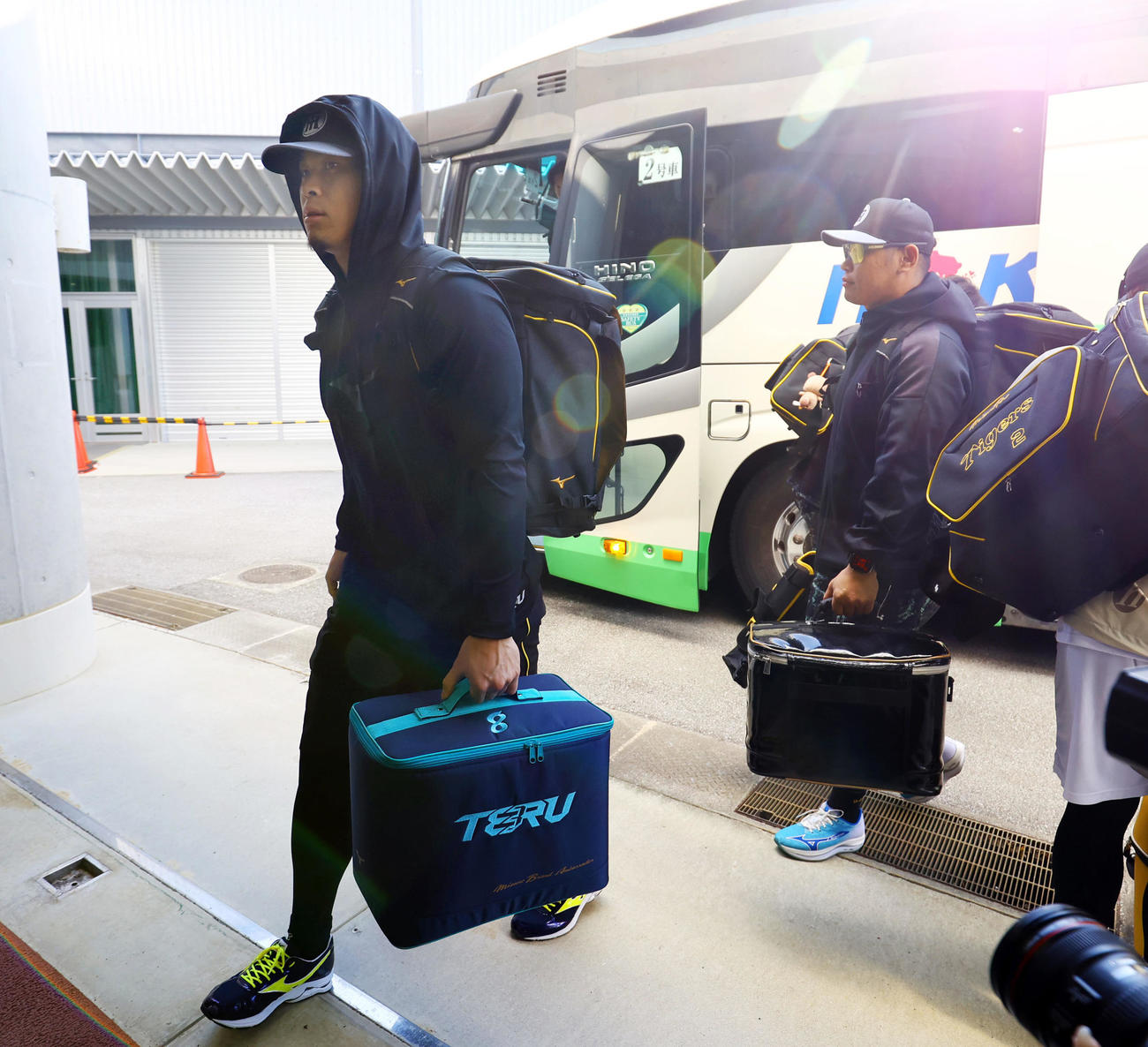 合同自主トレに合流した阪神佐藤輝（左）と原口（撮影・藤尾明華）