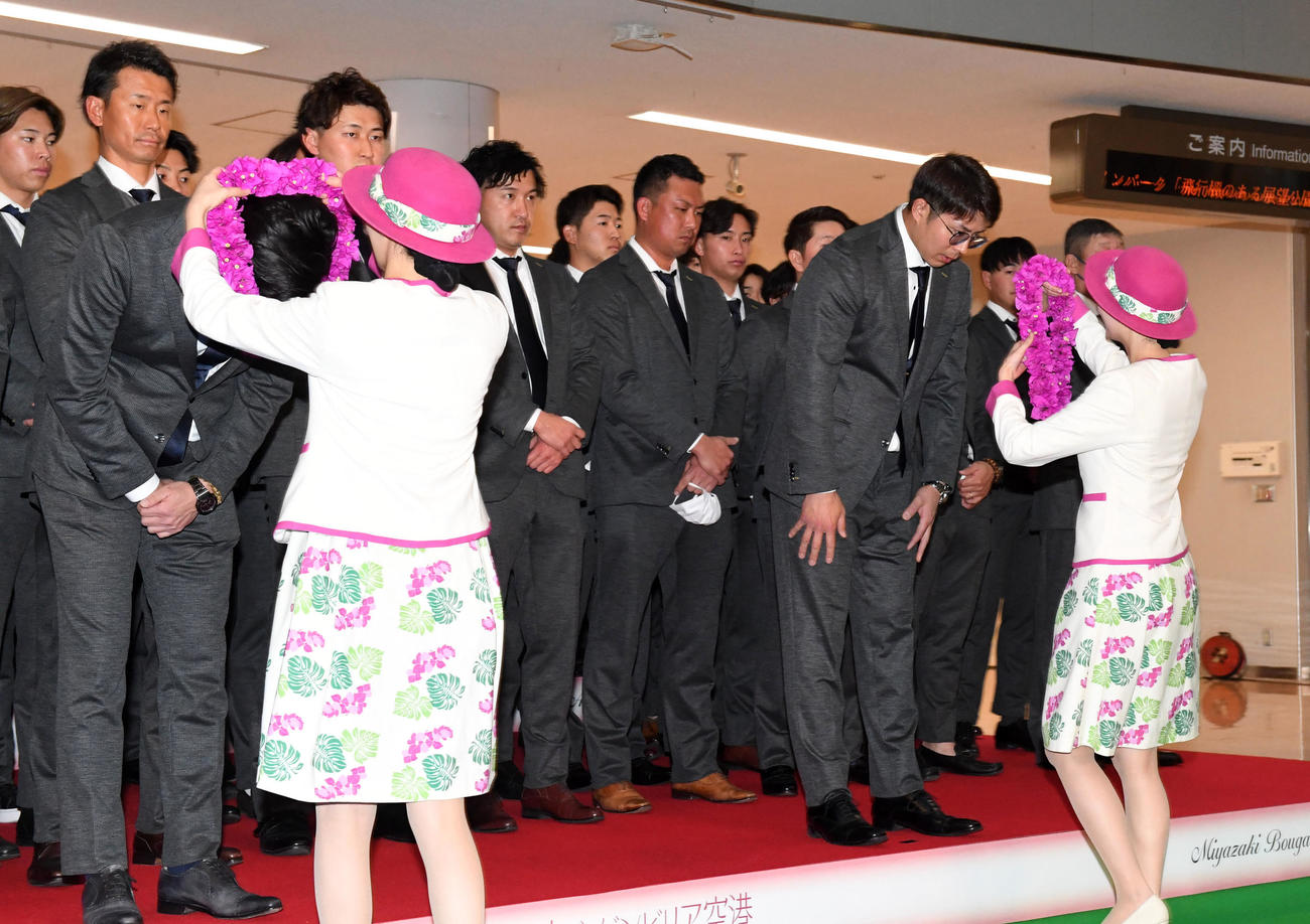 歓迎セレモニーでブーゲンビリアの礼を掛けてもらうオリックス岸田監督（左）と若月（撮影・前岡正明）