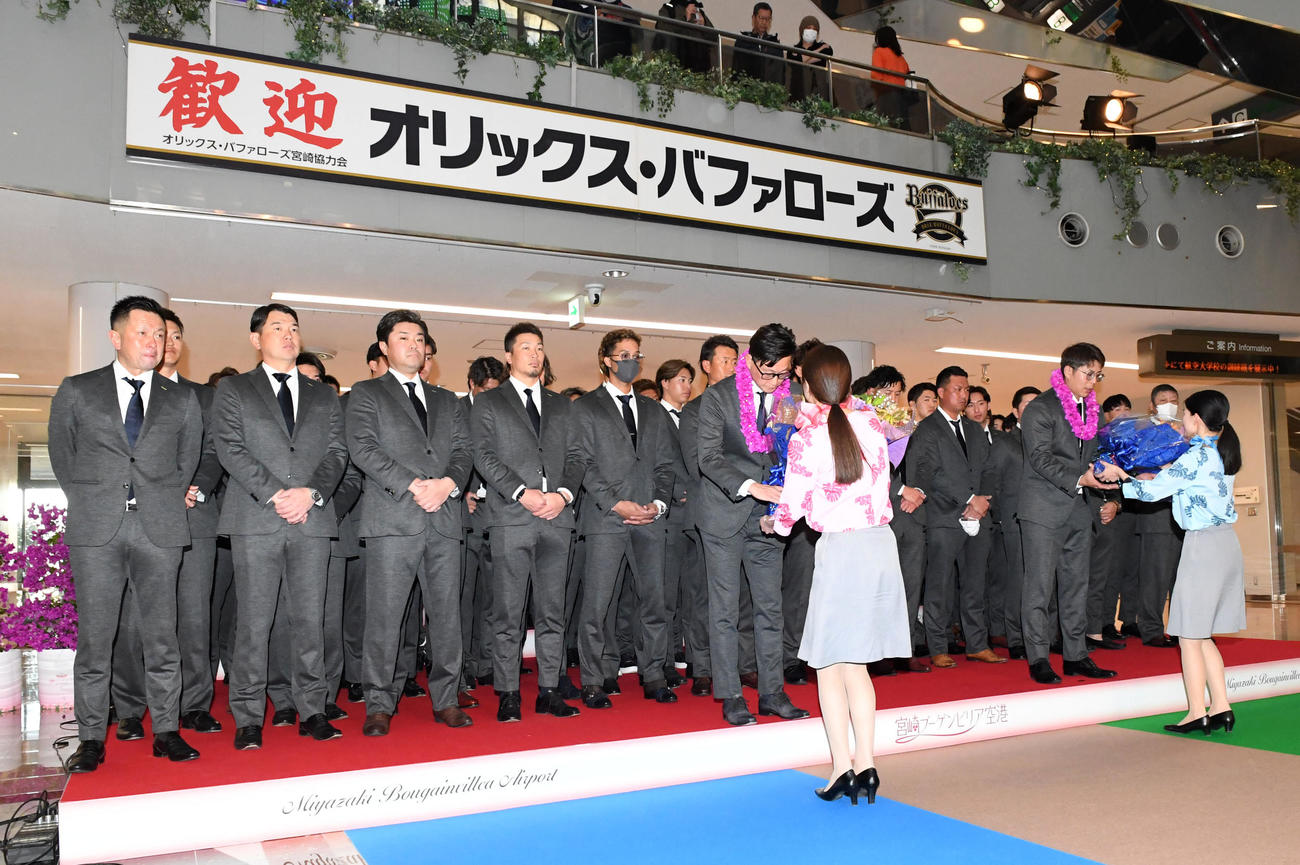 歓迎セレモニーで花束を受け取るオリックス岸田監督（左）と若月（撮影・前岡正明）