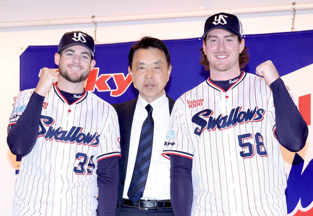 入団会見を終え、小川GM（中央）と写真に納まるヤクルトランバート（左）とバウマン（撮影・河田真司）