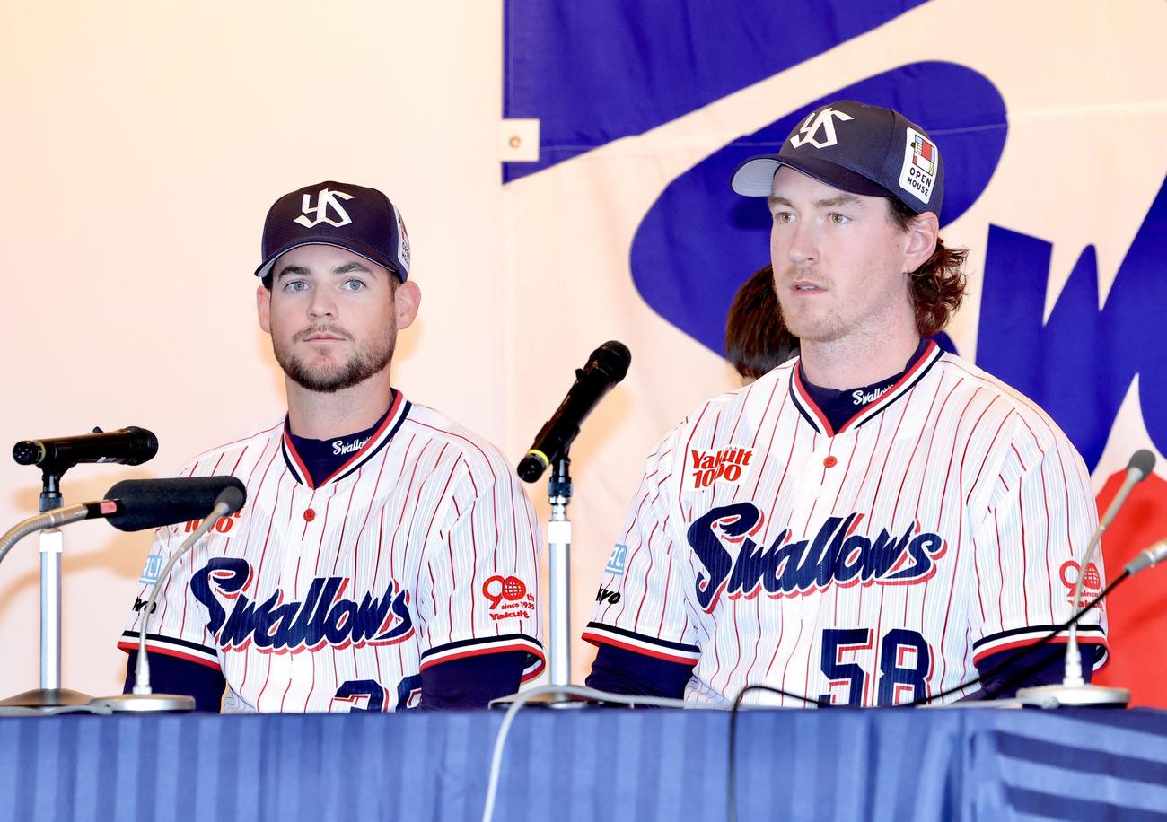 入団会見に臨むヤクルトランバート（左）とバウマン（撮影・河田真司）
