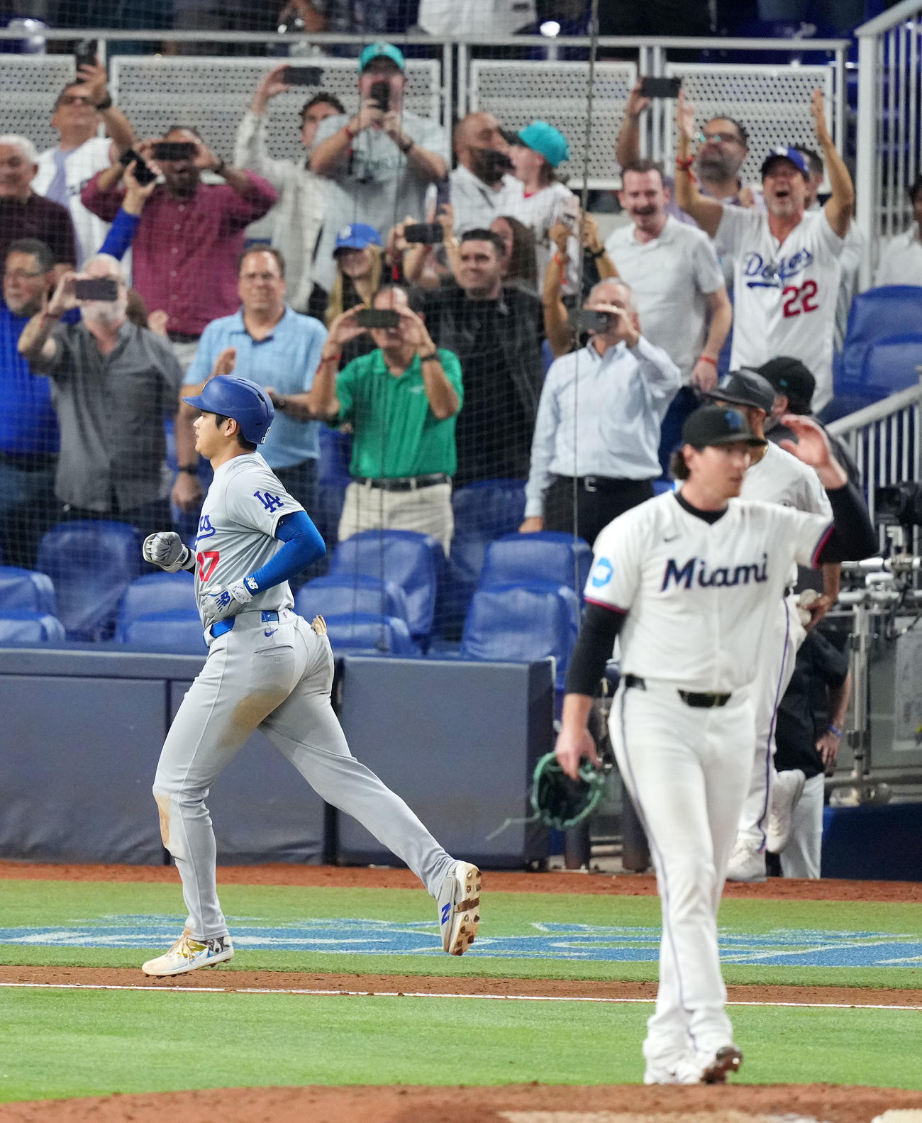 24年9月、大谷（左）に50号2点本塁打を浴びるバウマン