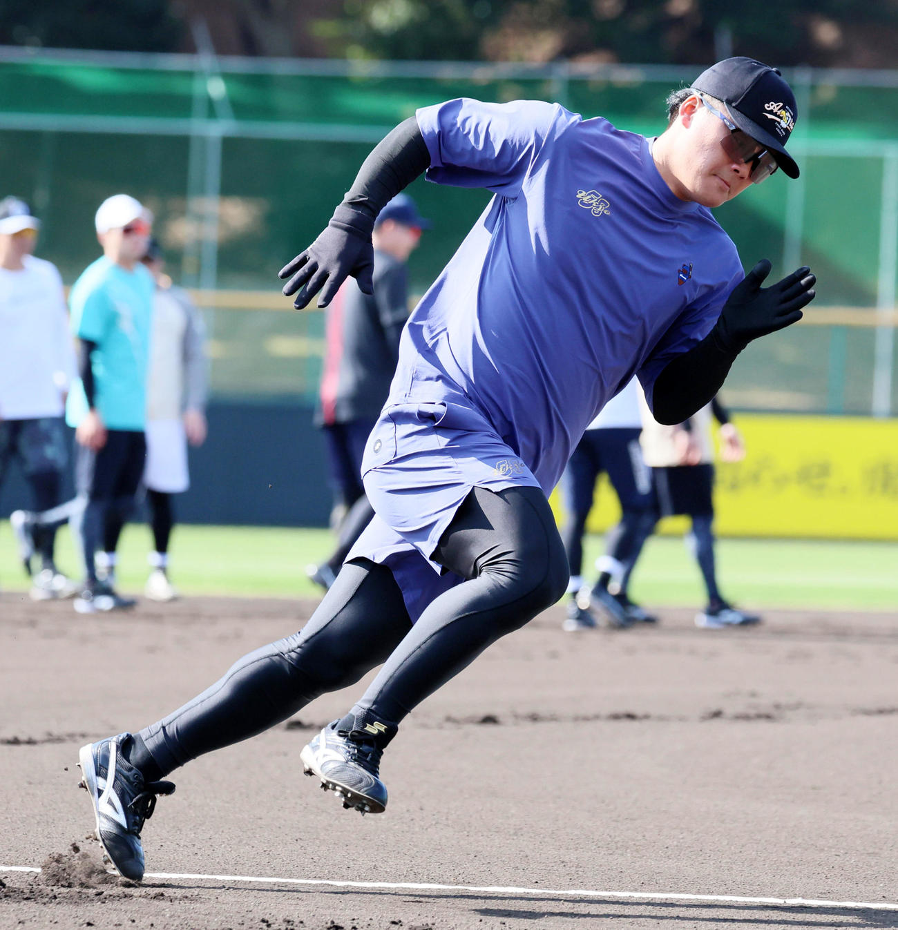 ベースランニングする前川（撮影・加藤哉）
