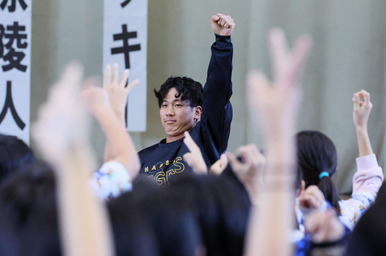 うるま市内の小学校を訪問し子供たちとジャンケンをする阪神伊原（撮影・加藤哉）