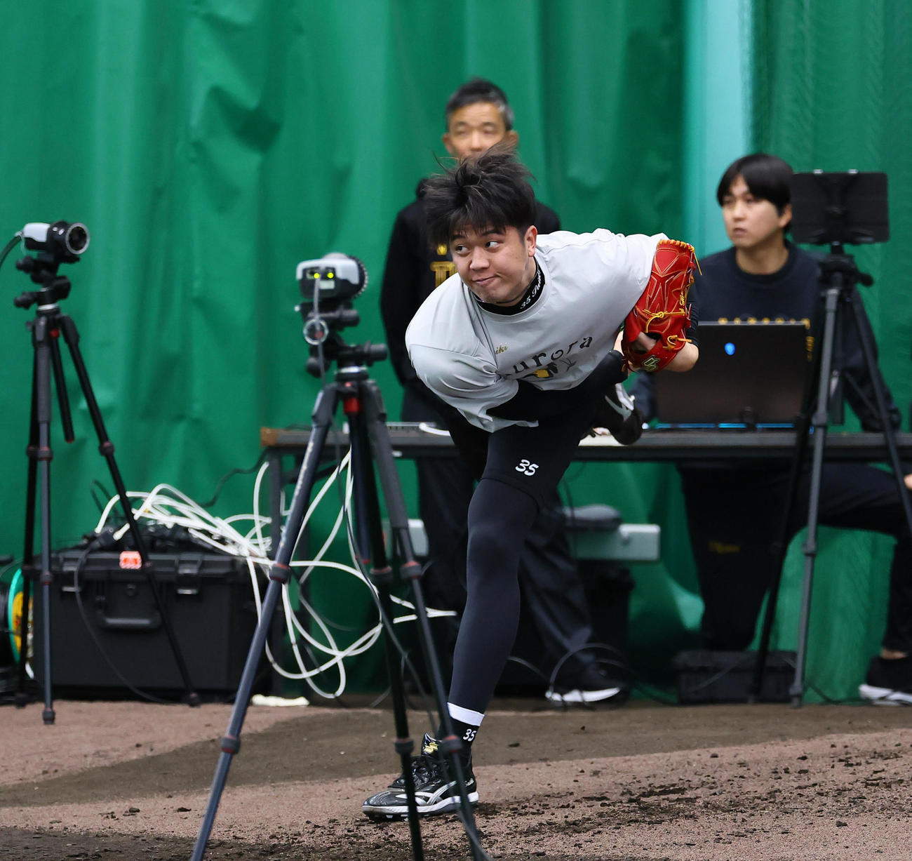 合同自主トレで、動作解析のカメラに囲まれ投球練習をする阪神才木（撮影・藤尾明華）