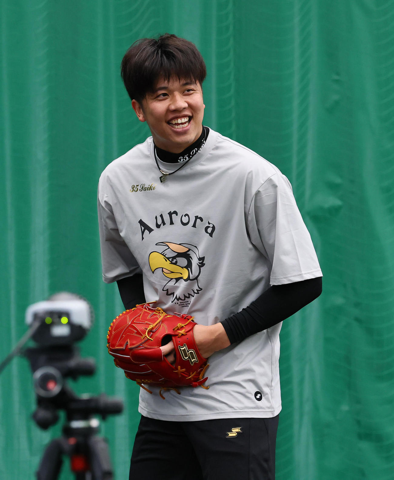 合同自主トレで、動作解析のカメラに囲まれ投球練習をする阪神才木（撮影・藤尾明華）
