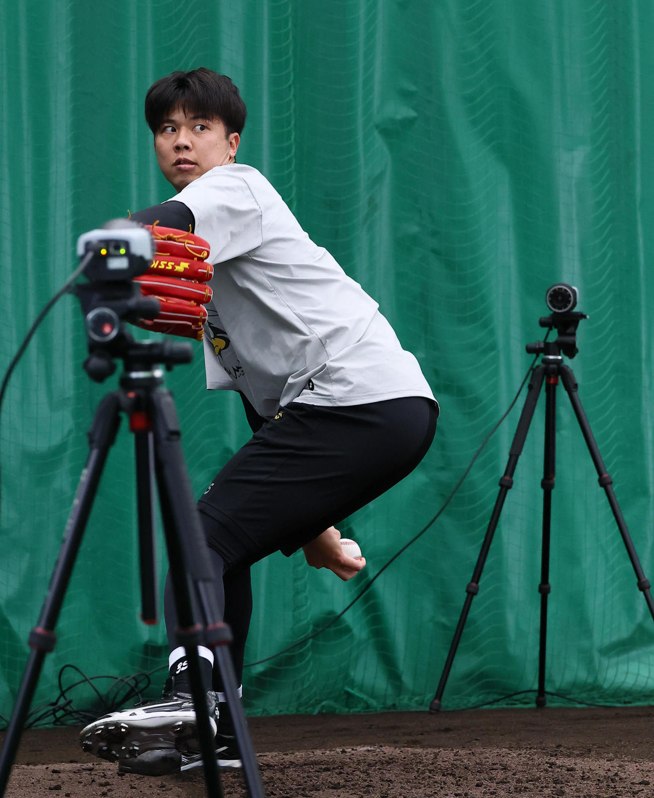 合同自主トレで、動作解析のカメラに囲まれ投球練習をする阪神才木（撮影・藤尾明華）