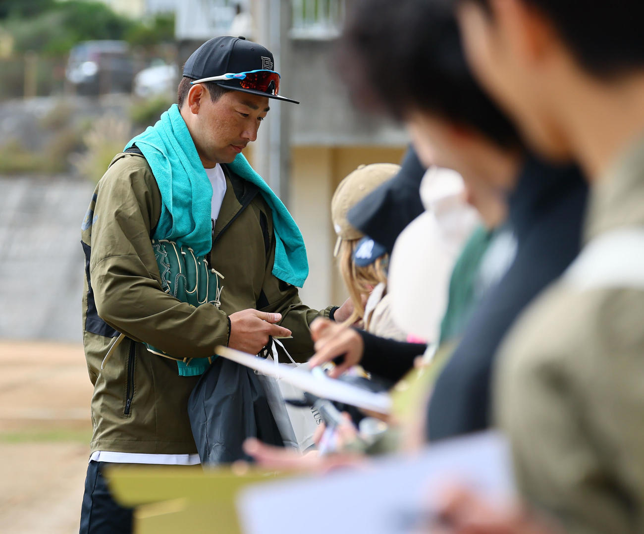 合同自主トレに合流した阪神岩崎はファンにサインをする（撮影・藤尾明華）