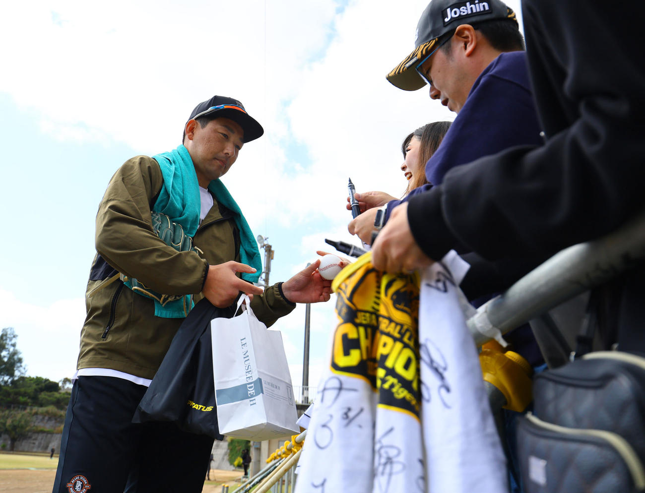 合同自主トレに合流した阪神岩崎はファンにサインをする（撮影・藤尾明華）