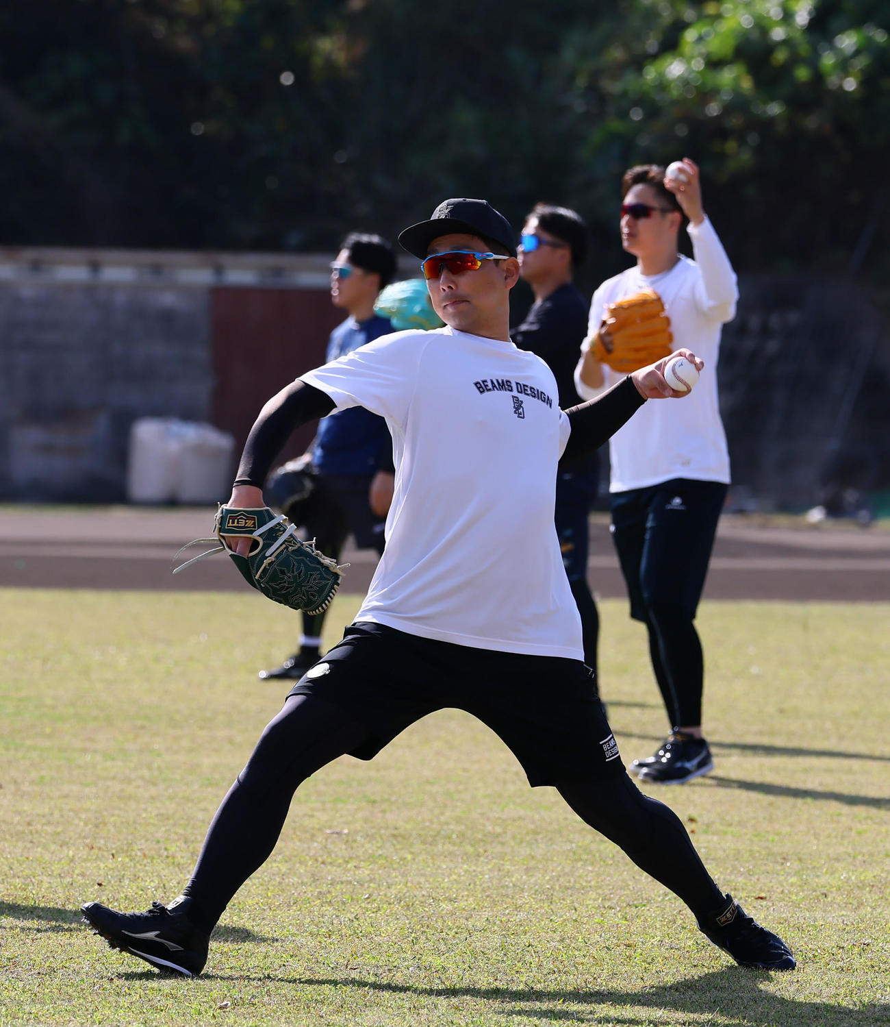 合同自主トレに合流し、キャッチボールをする阪神岩崎（撮影・藤尾明華）