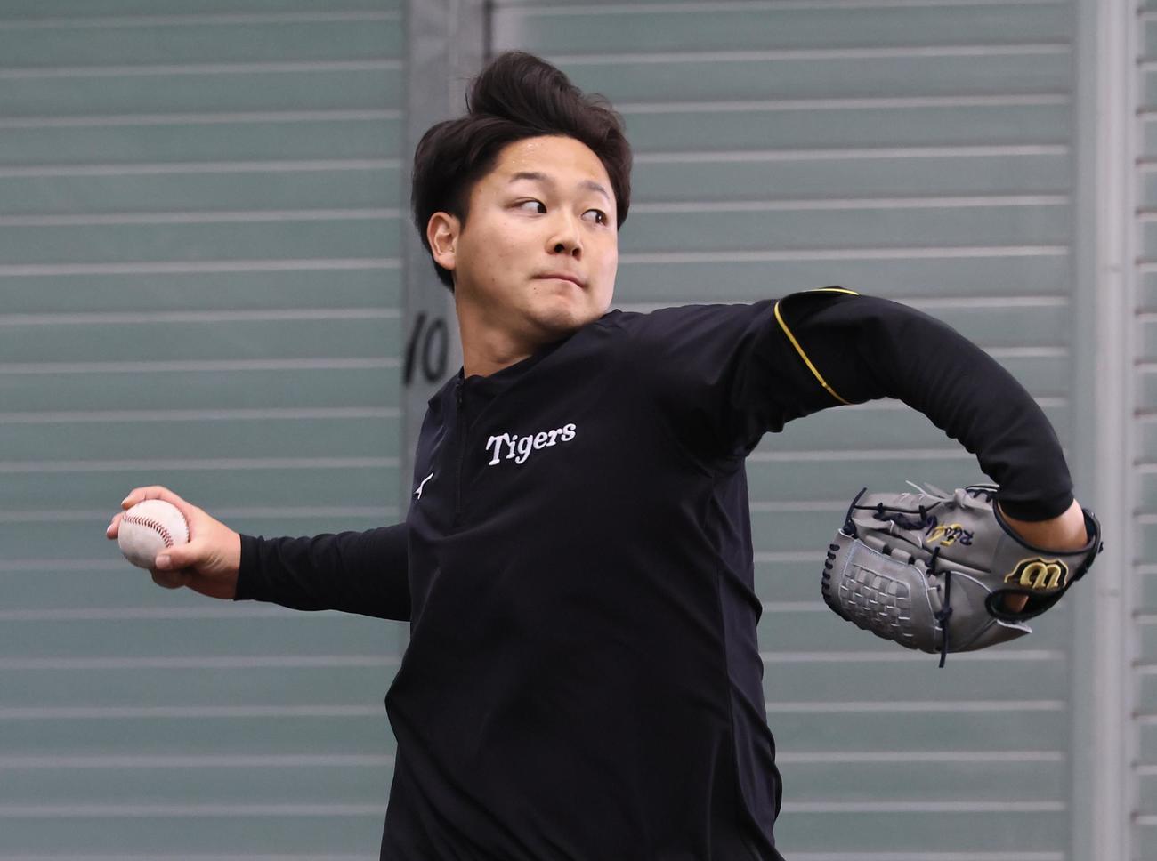 合同自主トレで、ブルペンで投球練習をする阪神木下（撮影・藤尾明華）