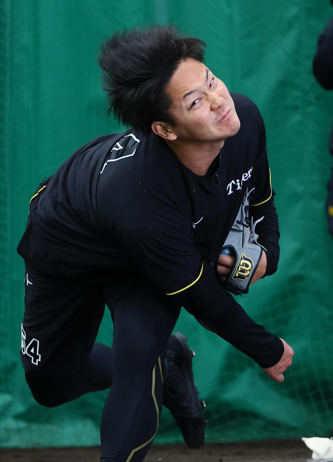 合同自主トレで、ブルペン投球をする阪神木下（撮影・藤尾明華）