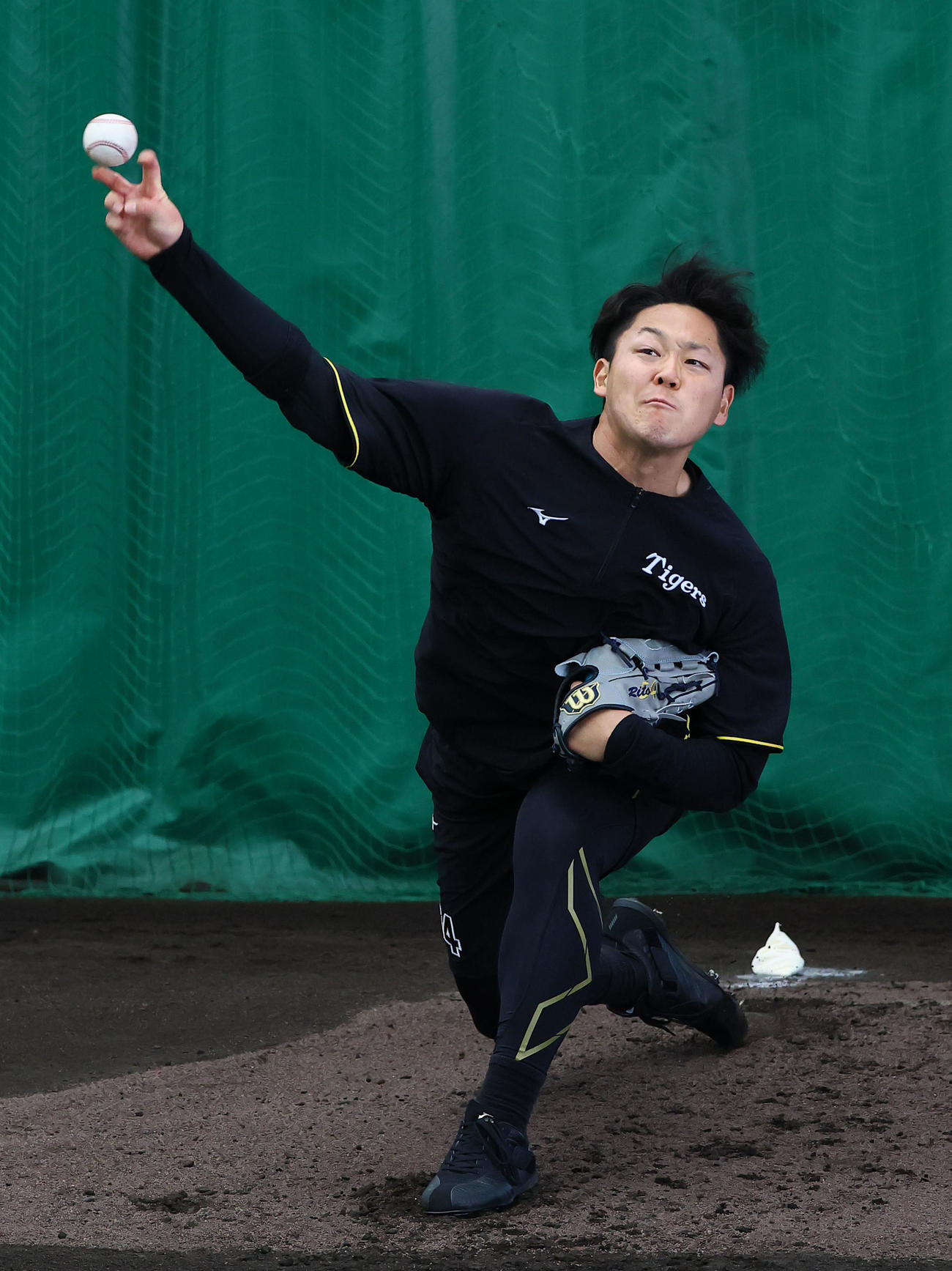 合同自主トレで、ブルペン投球をする阪神木下（撮影・藤尾明華）