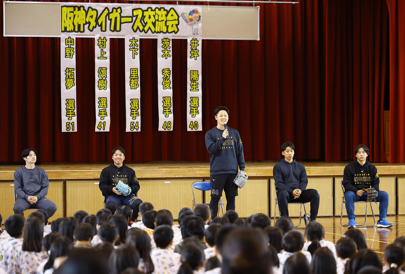 宜野座小学校を訪問した、左から阪神中野、村上、木下、茨木、井坪（撮影・藤尾明華）