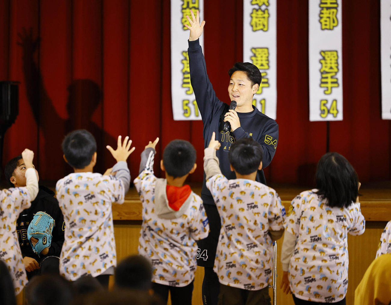 宜野座小学校を訪問し、児童とじゃんけんをする阪神木下（撮影・藤尾明華）