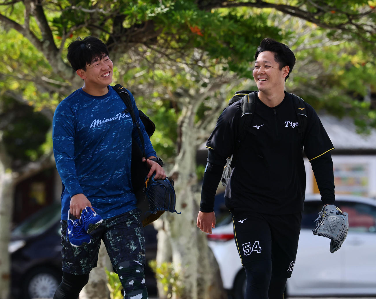 談笑しながら移動する阪神畠（左）と木下（撮影・藤尾明華）