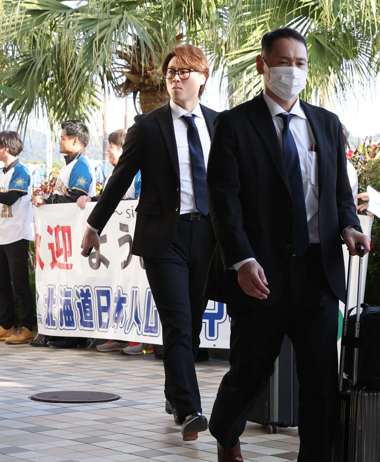 キャンプ地、名護市の宿舎に到着した日本ハム山崎（撮影・黒川智章）