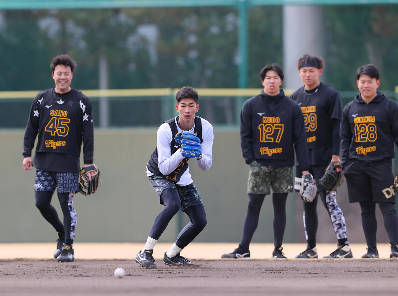 鳴尾浜球場で合同自主トレする阪神の新人ら、左から佐野、今朝丸、工藤、早川、嶋村（撮影・上山淳一）