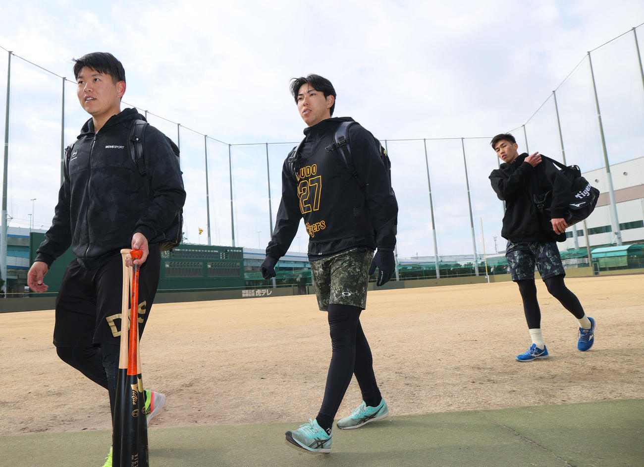 鳴尾浜球場で阪神合同自主トレを終え引き揚げる、左から嶋村、工藤、今朝丸（撮影・上山淳一）