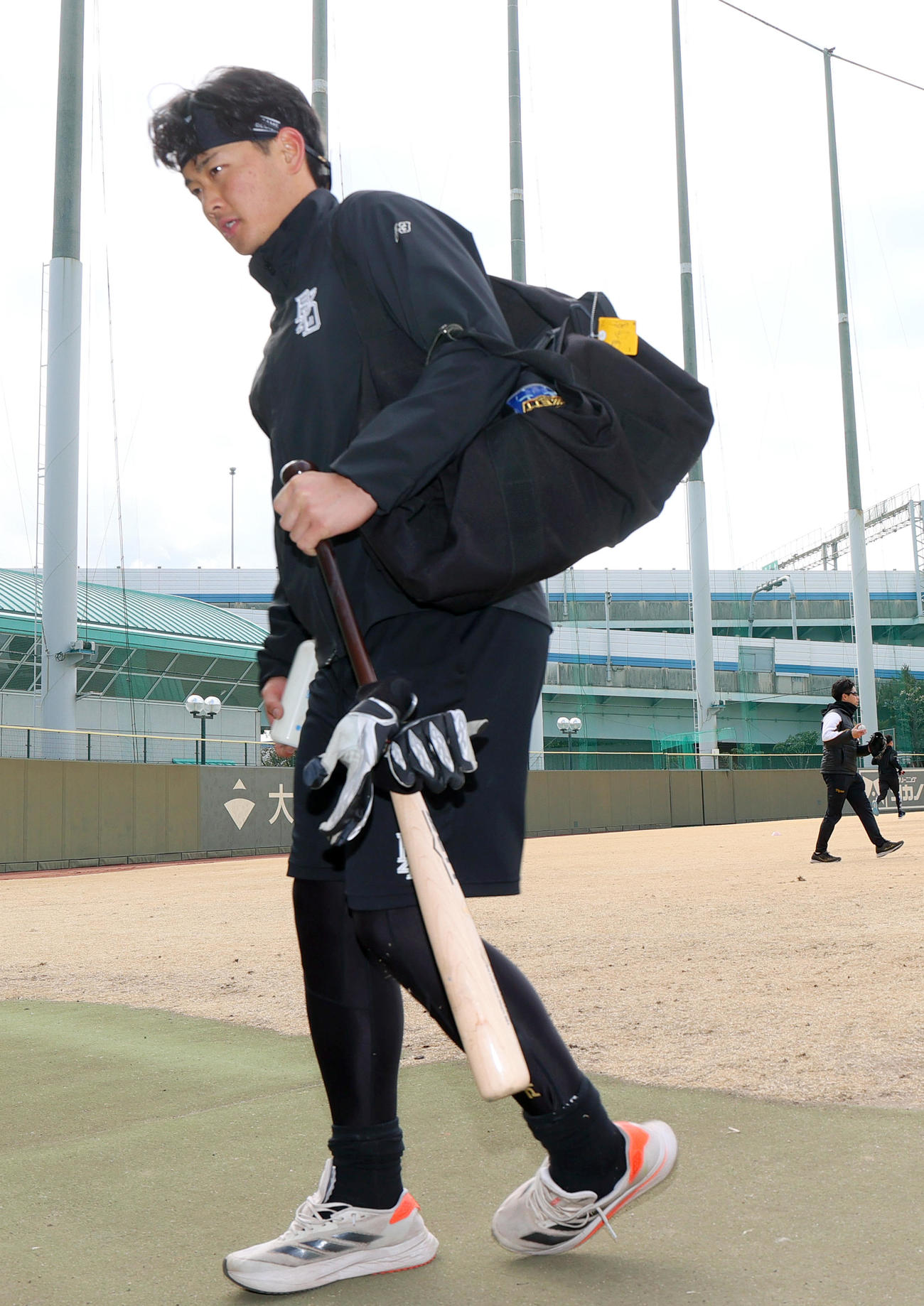 鳴尾浜球場で合同自主トレを終え引き揚げる阪神町田（撮影・上山淳一）