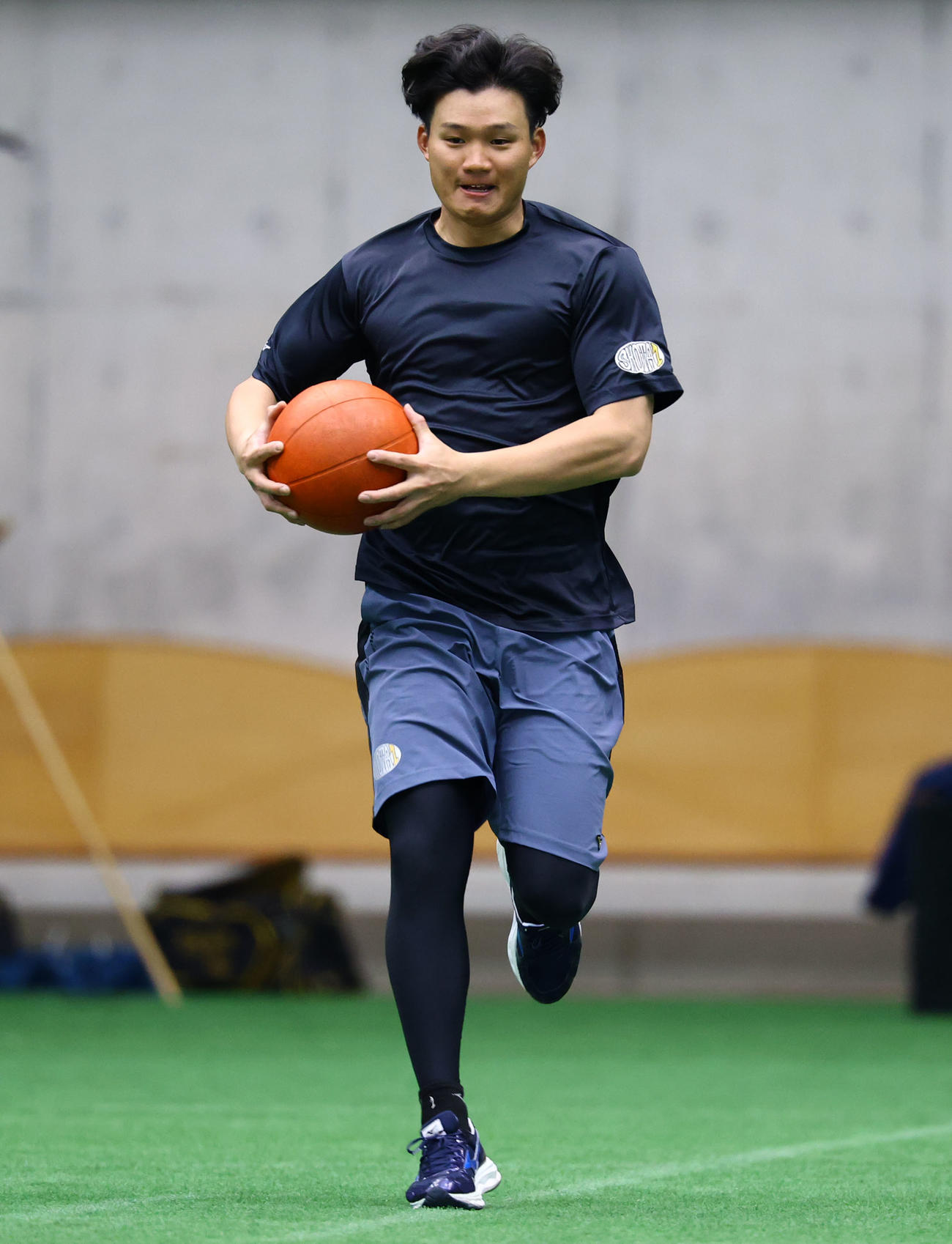 メディシンボールを持ってダッシュする阪神森下（撮影・藤尾明華）