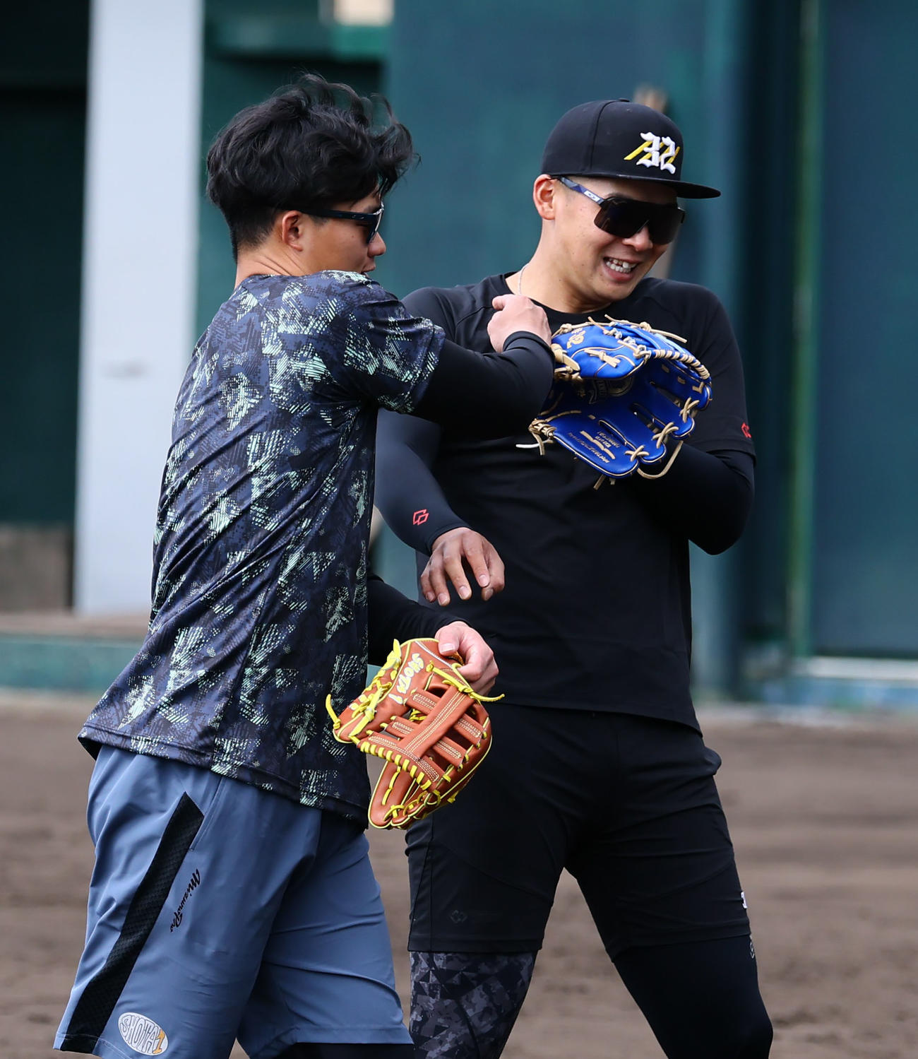 合同自主トレでじゃれ合う阪神森下（左）と井上（撮影・藤尾明華）