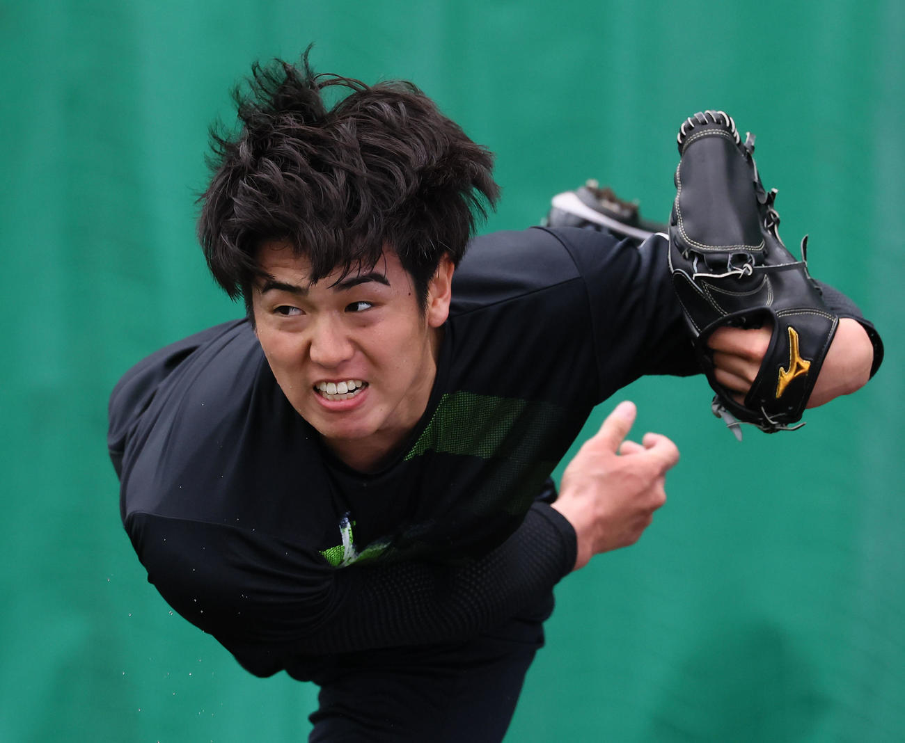 合同自主トレで、ブルペン投球をする阪神石黒（撮影・藤尾明華）