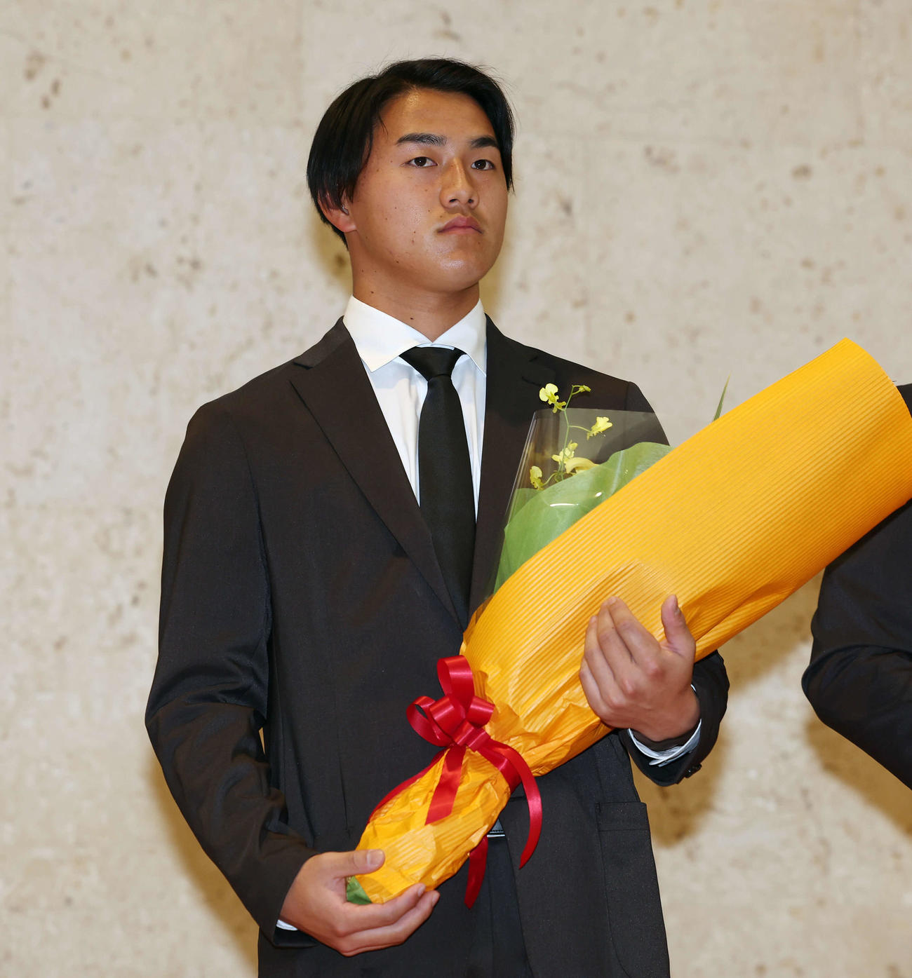 石垣空港に到着し花束を受け取ったロッテ西川（撮影・宮地輝）