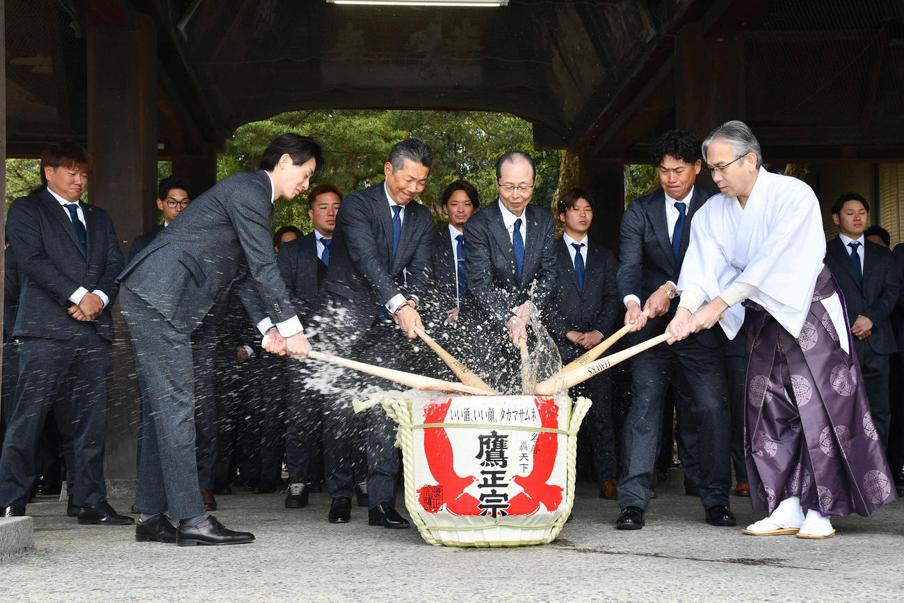 必勝祈願を終えて鏡開きを行う、左からソフトバンク周東、小久保監督、王球団会長、城島CBO（撮影・岩下翔太）