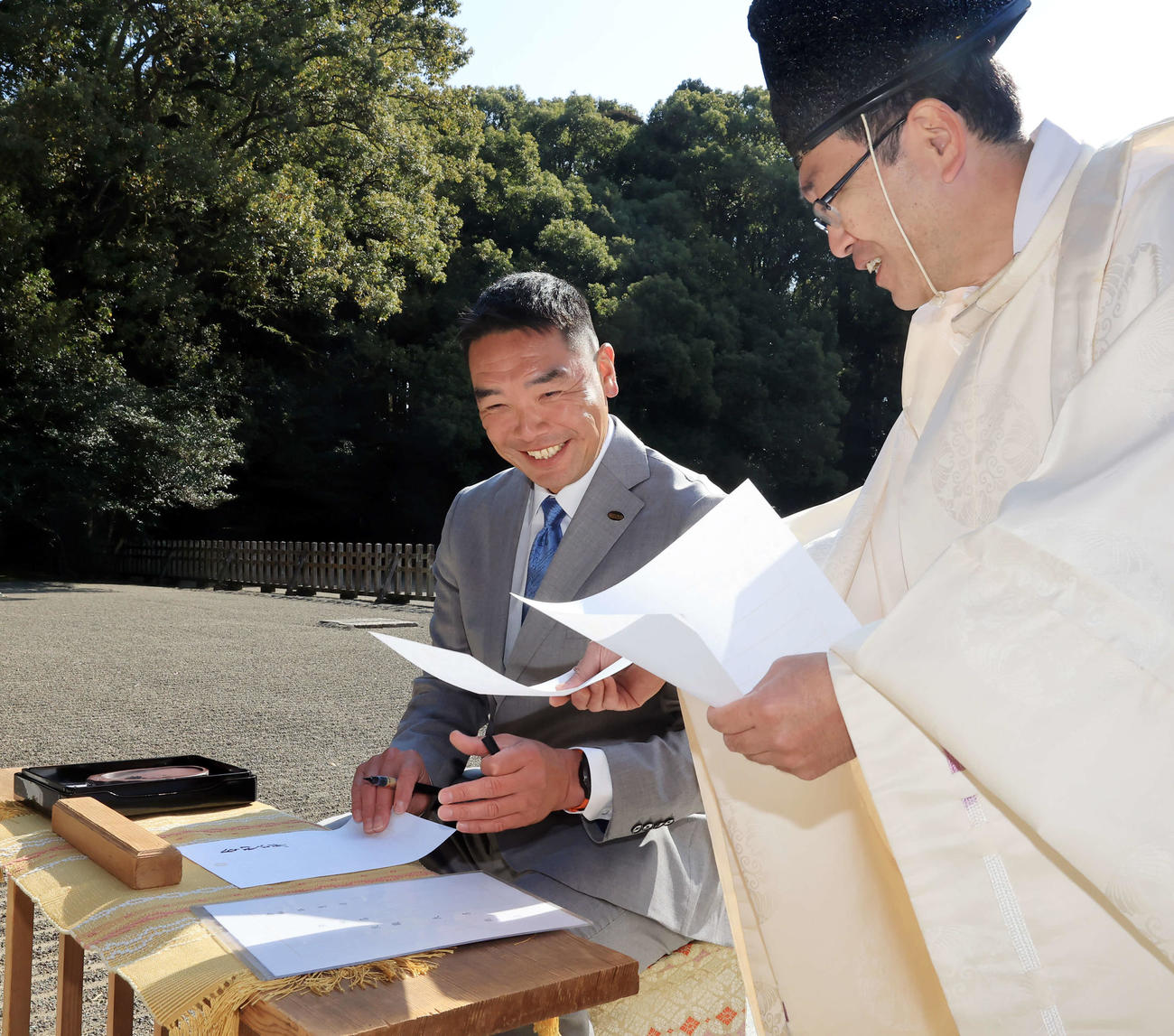 宮崎神宮に参拝し、奉納する書面を書きながら笑顔の巨人阿部監督（撮影・浅見桂子）