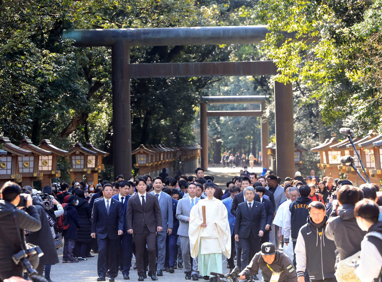 宮崎入りし、宮崎神宮に参拝する阿部監督（中央）ら巨人の選手スタッフら（撮影・浅見桂子）