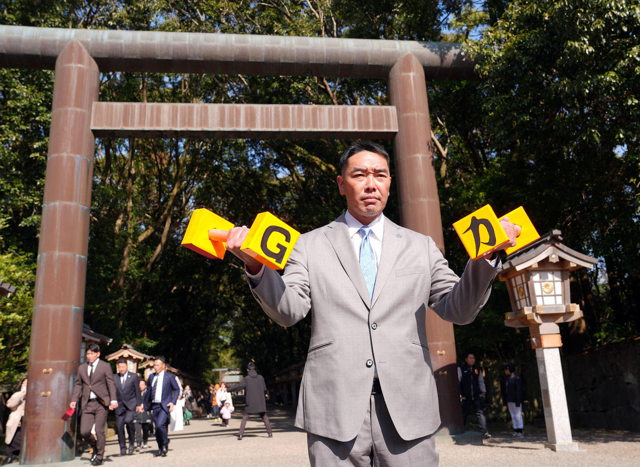 宮崎神宮の前でポーズを決める巨人阿部監督（撮影・たえ見朱実）