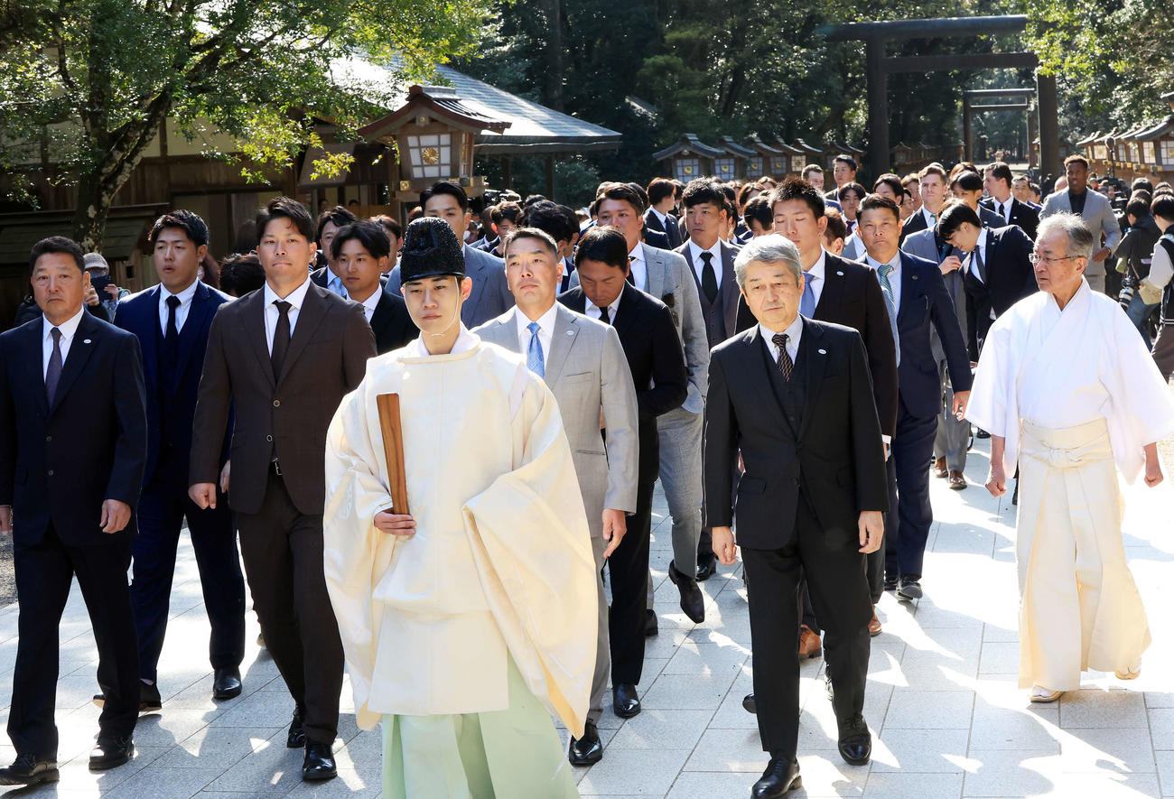 宮崎入りし、宮崎神宮に参拝する阿部監督（中央）ら巨人の選手スタッフら（撮影・浅見桂子）