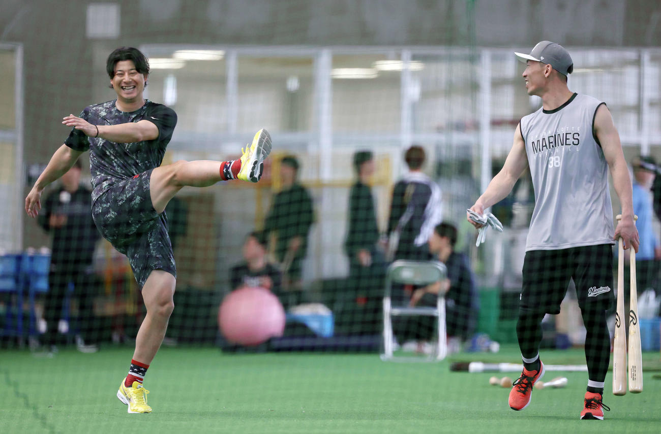 自主トレで笑顔を見せるロッテ藤岡（左）と高部（撮影・宮地輝）