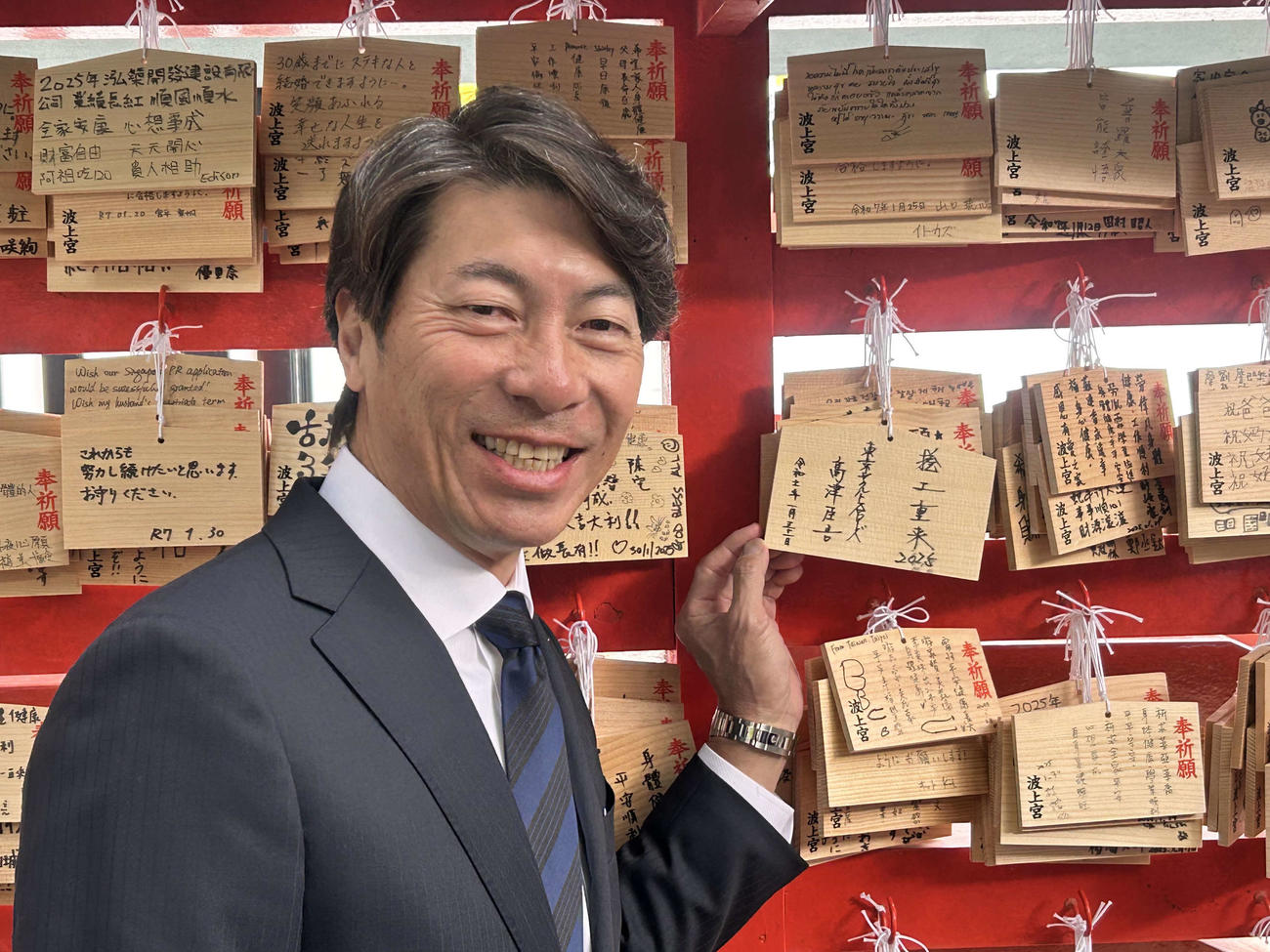 絵馬に「捲土重来2025」と記したヤクルト高津監督（撮影・上田悠太）