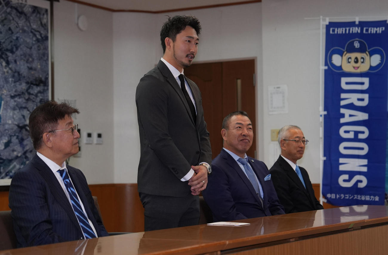 キャンプ地の沖縄県北谷町役場を表敬訪問に訪れあいさつする藤嶋・左から2人目（撮影・森本幸一）