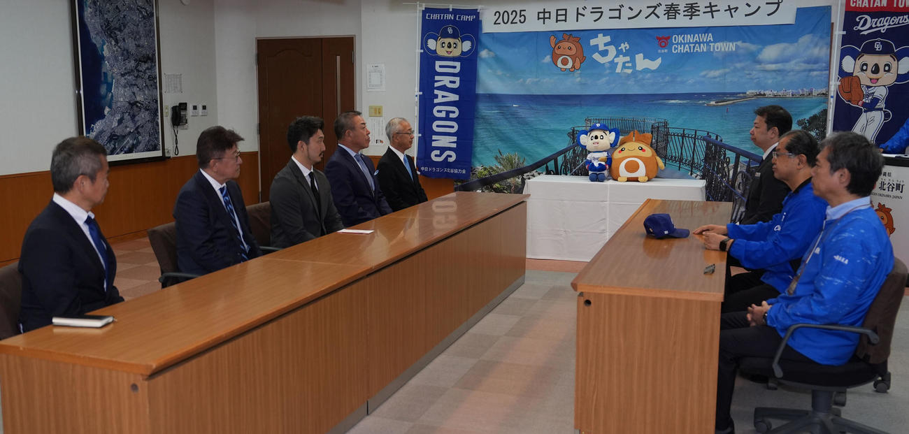 キャンプ地の沖縄県北谷町役場を表敬訪問に訪れる井上監督・左から4人目（撮影・森本幸一）
