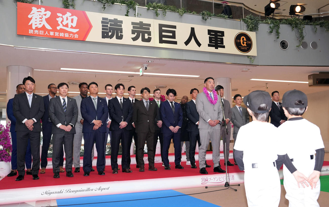 宮崎空港の歓迎セレモニーであいさつをする巨人阿部監督（撮影・たえ見朱実）